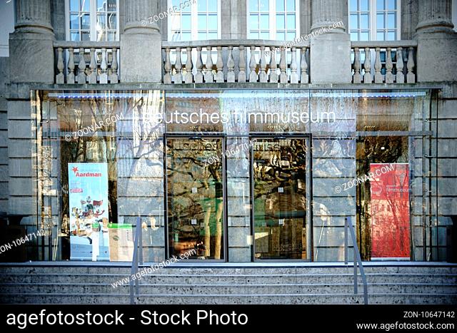 Frankfurt, Deutschland - Januar 05, 2017: Der große Glaseingang des Deutschen Filmmuseums mit Postern und Plakaten am 05. Januar 2017 in Frankfurt