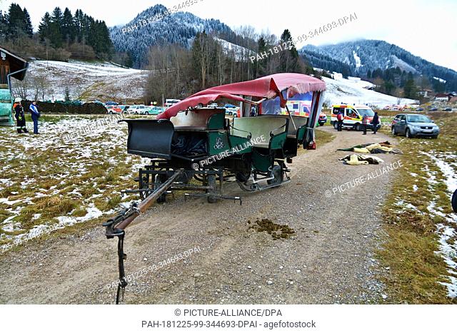 25 December 2018, Bavaria, Pfronten: After an accident, a demolished horse-drawn carriage stands on a dirt road in the Kappel district north of Pfronten