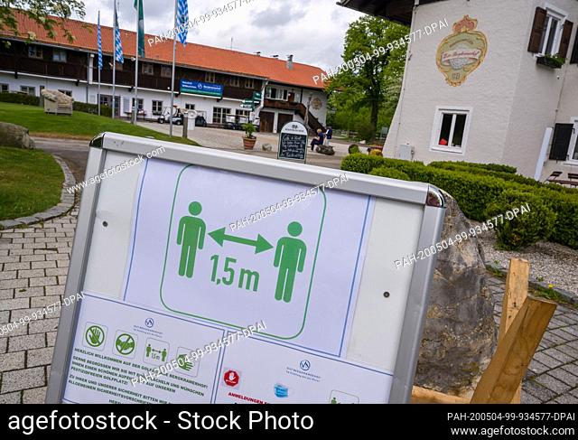 04 May 2020, Bavaria, Wolfratshausen: A sign in front of the clubhouse of the Bergkramerhof golf course indicates the minimum distance of 1