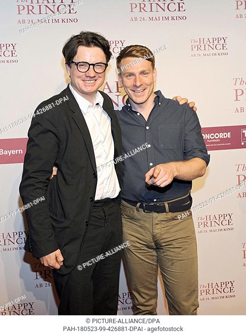 23 May 2018, Germany, Munich: The British actor Edwin Thomas (R) and the producer Philpp Kreuzer arriving at the film premiere of the film 'The happy prince' in...