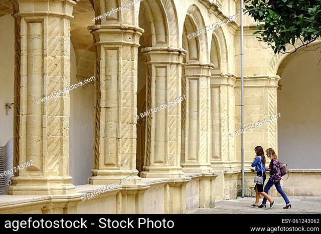 cloister with semicircular arcades, Church of San Vicente Ferrer, erected at the end of the 16th century, Plaza del Convento, Manacor, Mallorca