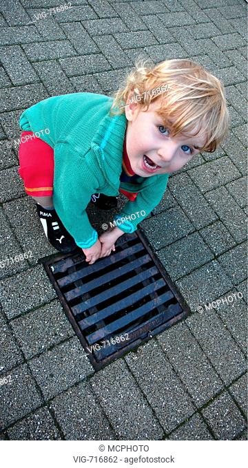 small boy with manhole cover  - 18/09/2007