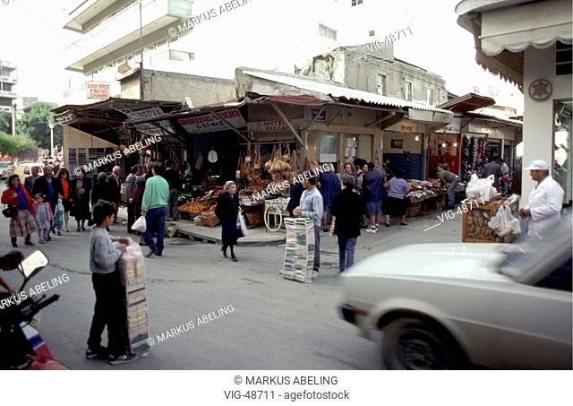 Shopping street in Istanbul, Turkey. - ISTANBUL, TUERKEI, 03/08/2002