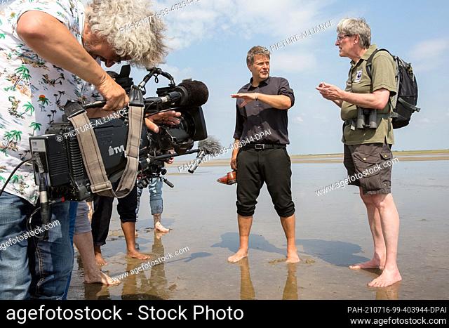 14 July 2021, Schleswig-Holstein, Westerhever: Green Party leader Robert Habeck (l, Bündnis 90/Die Grünen) stands on the tidal flats with Hans-Ulrich Rösner