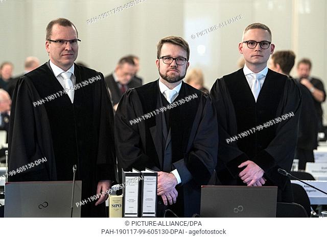 17 January 2019, North Rhine-Westphalia, Düsseldorf: Uwe Mühlhoff (l-r), Jens Hartung and Christian Seiffge, prosecutors in the Loveparade trial