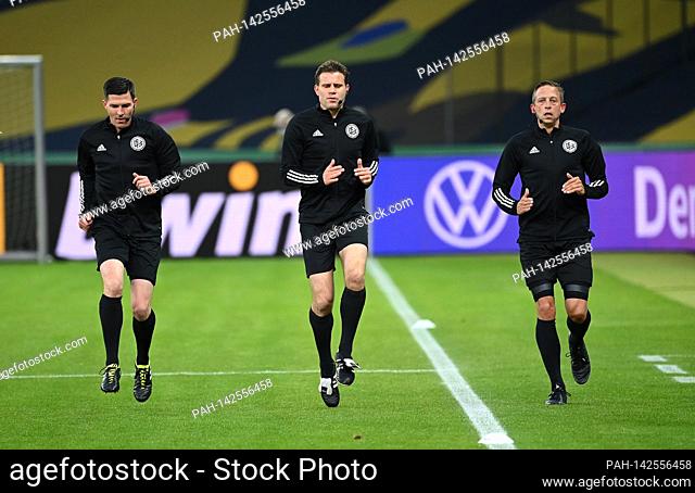 referee Felix Brych / withte warming up before the game. GES / Football / DFB Cup Final: RB Leipzig- Borussia Dortmund, May 13th