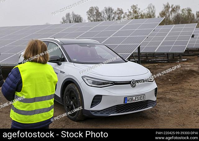 25 April 2022, Saxony, Zwickau: A VW ID.4 stands in a new solar park within sight of the VW plant. Enerparc AG operates the six-hectare Mosel solar park and...