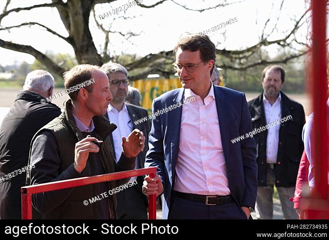 Farmer Christian MEYER explains Hendrik WUEST, WÃ-st, CDU, Prime Minister of the State of North Rhine-Westphalia, the function of a planting machine