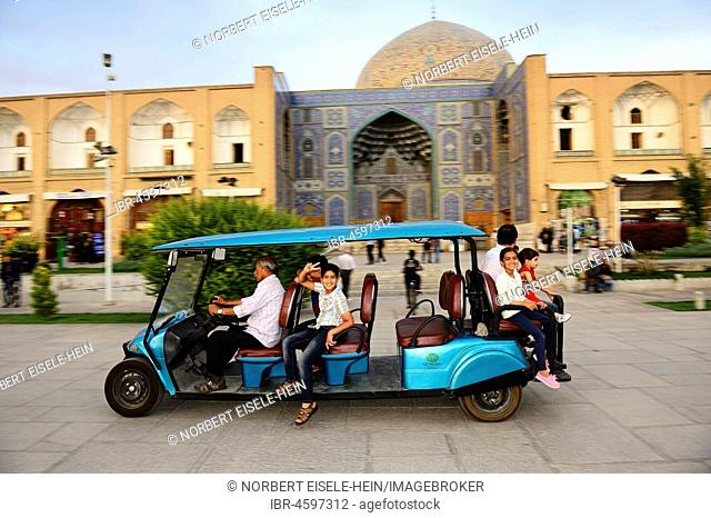Roundtrip with touristmobile in front of the Sheich Lotfullah Mosque, Masjed-e Lotfullah, Imam Square, Meydan-e Naqsh-e Jahan, Isfahan, Iran