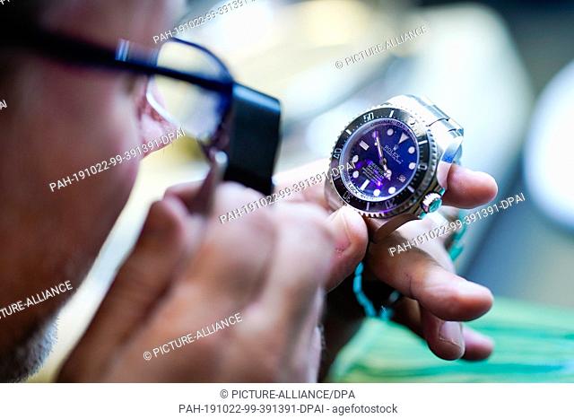 17 October 2019, Rhineland-Palatinate, Ludwigshafen: Bernd Barz, branch manager of the ""City Leihhaus"", checks a watch of the brand ""Rolex"" with a...