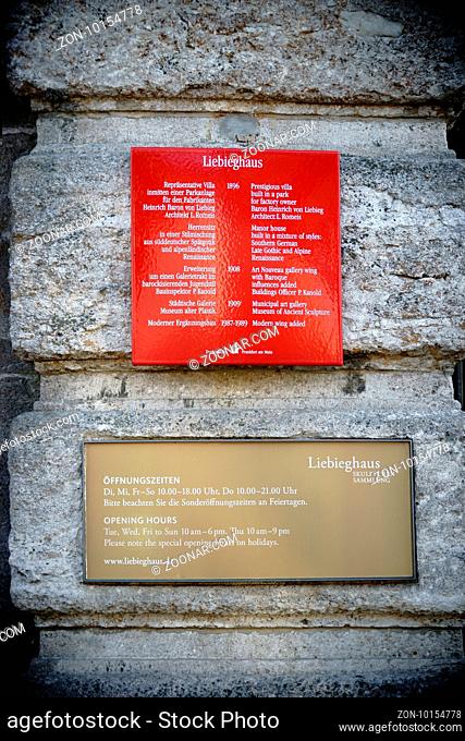 Frankfurt, Deutschland - Januar 05, 2017: Das Eingangsschild der bekannten Skulpturensammlung Liebighaus mit Informationstafeln am 05