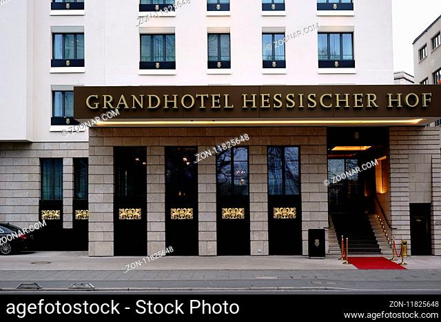 Frankfurt, Deutschland - März 02, 2018: Die edle und mit Gold verzierte Eingangsfassade des Grandhotels Hessischer Hof einem 5-Sterne Luxushotel am 02