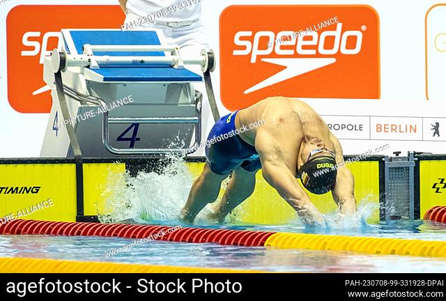 08 July 2023, Berlin: Swimming: German championship, decision, 50 m backstroke, men. Swimming and diving hall in the Europasportpark