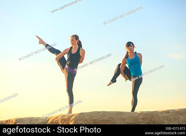 USA, California, near Pacific Beach, Women practicing Yoga