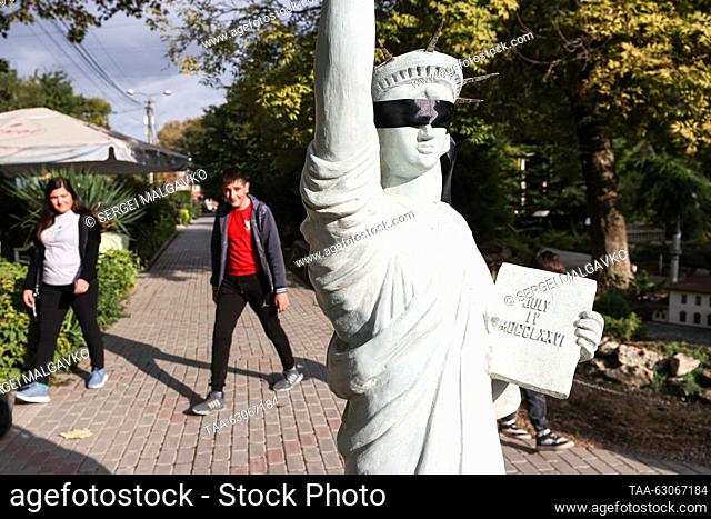 RUSSIA, REPUBLIC OF CRIMEA - OCTOBER 6, 2023: A replica of the Statue of Liberty is to be dismantled at the Crimea in Miniature on the Palm of the Hand...