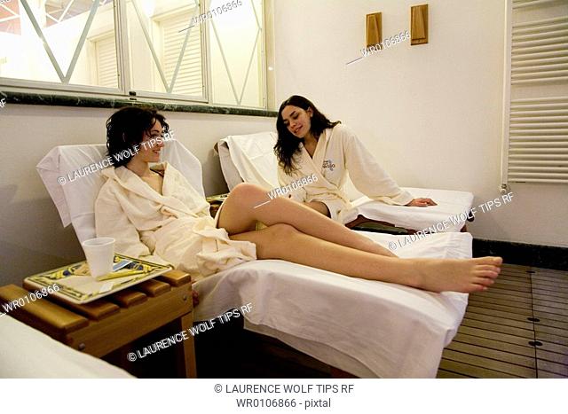 Two women at spa Villa Undulna - Terme della Versilia
