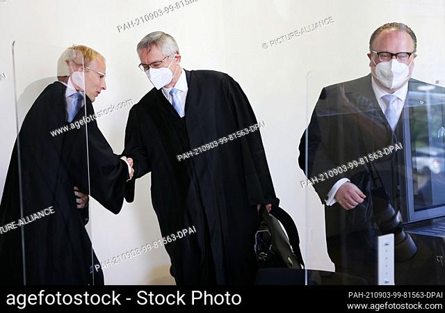 03 September 2021, North Rhine-Westphalia, Cologne: Stephan Vielmeier (l-r), lawyer of the plaintiff, welcomes the lawyers of the archbishopric