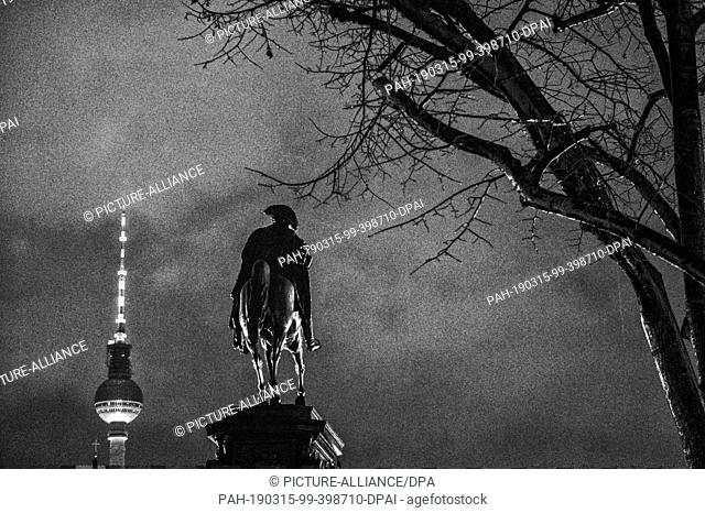 12 January 2019, Berlin: A statue of the Prussian king Frederick the Great, popularly called the ""Old Fritz"", stands in the drizzle on the magnificent avenue...