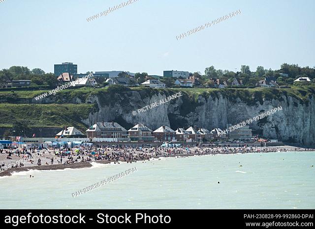 SYMBOL - 20 August 2023, France, Dieppe: Numerous people are lying on the pebble beach in the sunshine. Photo: Silas Stein/dpa