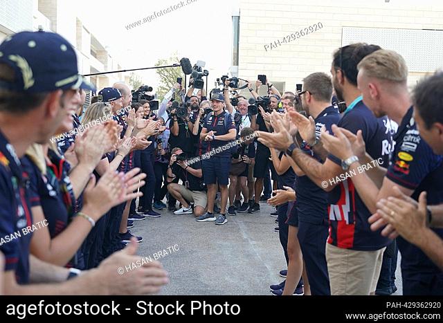 October 8th, 2023, Losail International Circuit, Doha, Formula 1 Qatar Airways Qatar Grand Prix 2023, in the picture The Red Bull team forms a guard for the new...