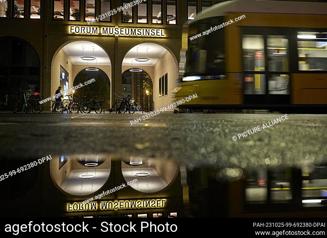 25 October 2023, Berlin: Early morning view of the entrance to the ""Forum Museumsinsel"" on Oranienburger Straße. Photo: Joerg Carstensen/dpa