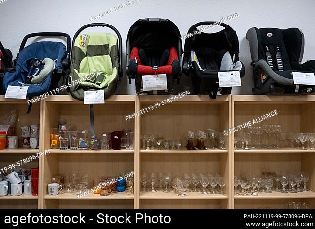 PRODUCTION - 17 November 2022, Thuringia, Leinefeld-Worbis: Baby seats, cups and glasses stand on a shelf in the caritas social department store ""inpetto""