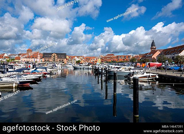 Germany, Mecklenburg-Western Pomerania, Mecklenburg Lake District, Waren (Müritz), cityscape, St. Mary's Church, harbor, boats
