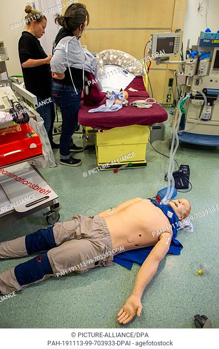 08 November 2019, Saxony-Anhalt, Magdeburg: A male doll lies on the floor in a birthing room in the delivery room of the Klinikum Magdeburg after an emergency...