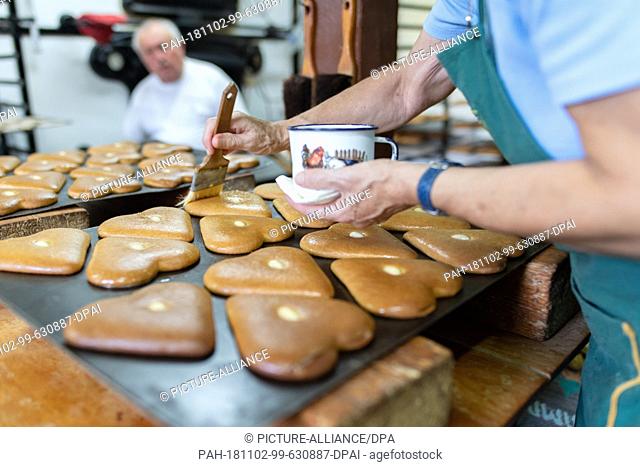 09 October 2018, Hessen, Reichelsheim: Employee Hedwig Gräber spreads gingerbread with potato starch in the workrooms of the Baumann gingerbread bakery