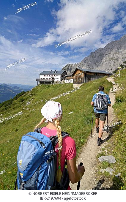 Hikers climbing a mountain, descending past Klamml towards Gruttenhuette mountain lodge, Ellmauer Halt, Wilder Kaiser mountain, Tyrol, Austria, Europe
