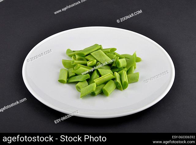 Stangenbohnen geschnitten auf Teller - Common beans cut on plate