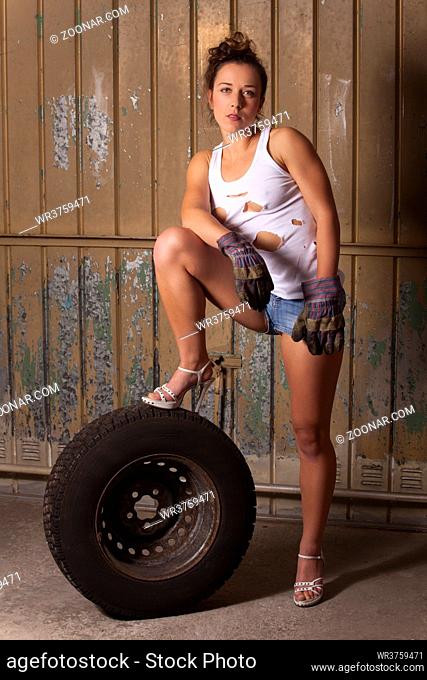Frau und einem Reifen in einer Garage