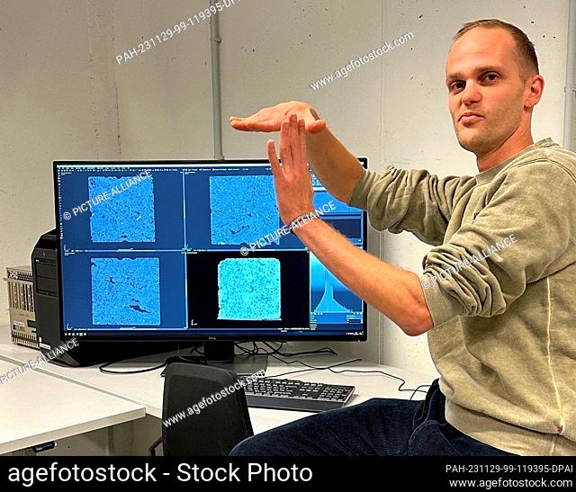 29 November 2023, Rhineland-Palatinate, Mainz: Geologist Sören Tholen from the University of Mainz analyzes scans from the 3D computer tomograph on a computer