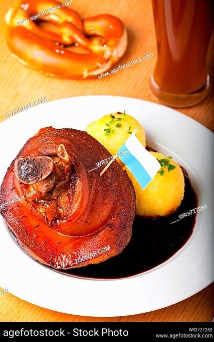 Bayerische Schweinshaxe mit Kartoffelknödel