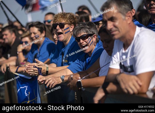 Supporters fom Tolosaldea rowing team cheer up the rowers during the second day of Kontxako bandera regatta in La Concha Bay. San Sebastian (Spain)