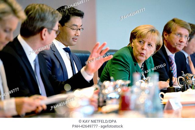 German Chancellor Angela Merkel (C) talks with German Labour and Social Affairs Minister Ursual von der Leyen (L-R), Foreign Minister Guido Westerwelle