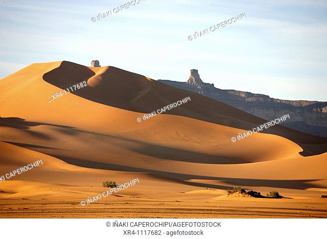 Sand dune and Akakus massif near Ghat , Wadi Tanezzouft, Ghat, Libia