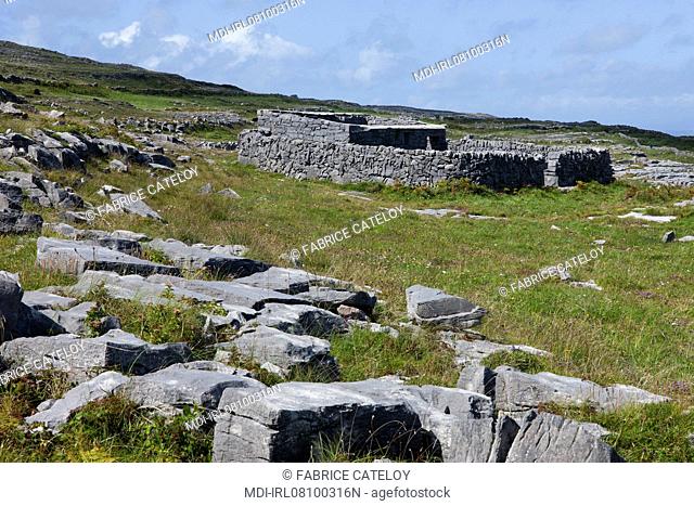 Abri en pierre sèche aux abords du site préhistorique de Dun Aonghasa
