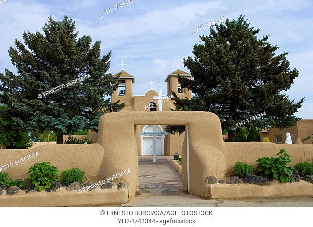 San Francisco de Asis Assisi church built in 1722 Spanish mission style of architecture, New Mexico