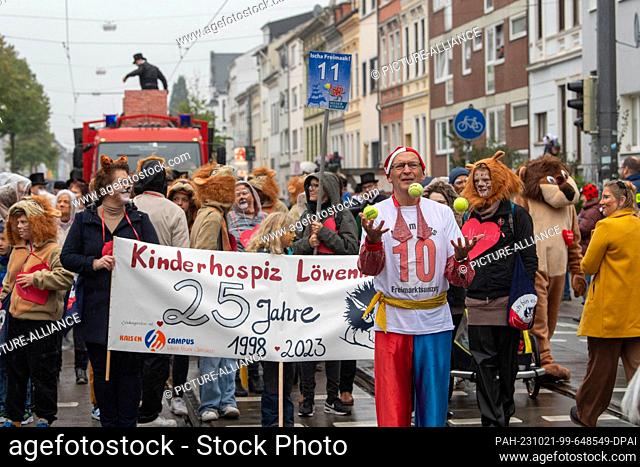21 October 2023, Bremen: Parade at the 988th Bremen open-air market. The market has been held since the year 1035 and extends beyond the Bürgerweide fairgrounds...