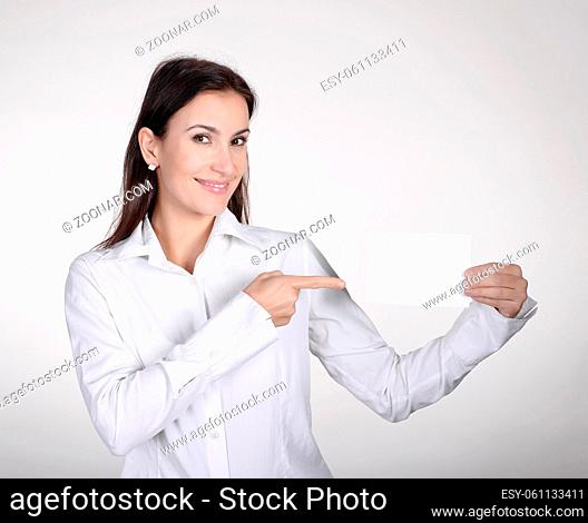 Geschäftsfrau zeigt Visitenkarte businesswoman presenting white business card