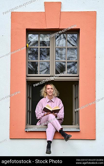 07 January 2022, Brandenburg, Beeskow: Mae Schwinghammer is the new Burgschreiber:in at Beeskow Castle in the Oder-Spree district