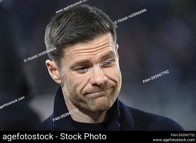 coach Xabi ALONSO (Bayer Leverkusen) with worry lines, serious, skeptical, single image, cropped single motif, portrait, portrait, portrait