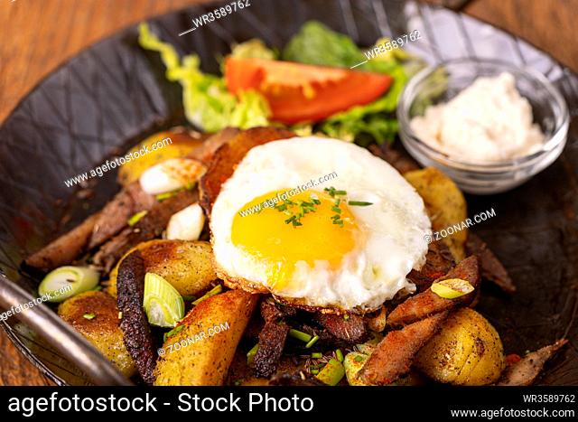 Tiroler Kartoffelgroestl in einer Pfanne