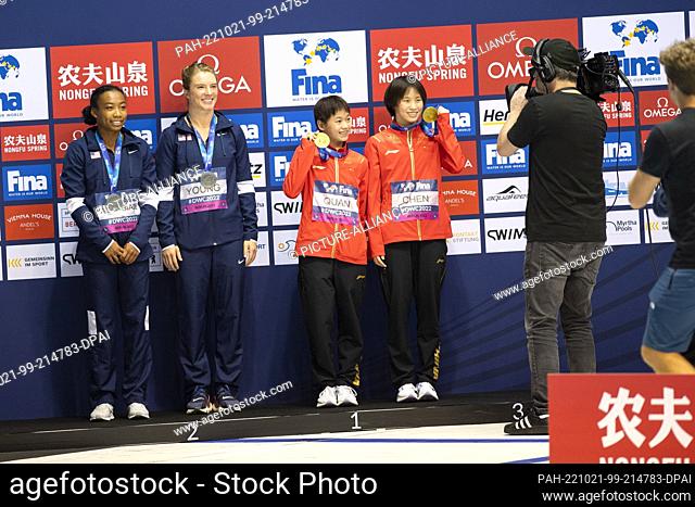 21 October 2022, Berlin: Water diving: World Cup, award ceremony, synchronized diving 10m, women: Runners-up Nike Agunbiade (l-r) and Katrina Young of the USA