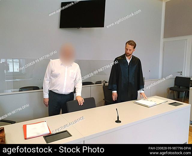 28 August 2023, Mönchengladbach: The former Catholic pastor of a parish in Hückelhoven on the Lower Rhine (l), next to his lawyer Philipp J