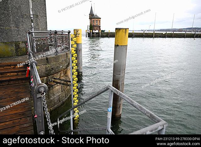 12 December 2023, Baden-Württemberg, Konstanz Am Bodensee: The water level in the port of Constance has just exceeded the four-meter mark