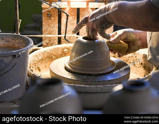 31 March 2021, Brandenburg, Rathenow: In the studio of ceramic artist Klaus Handschuh in the old town of Rathenow, ceramics are formed from clay on the wheel
