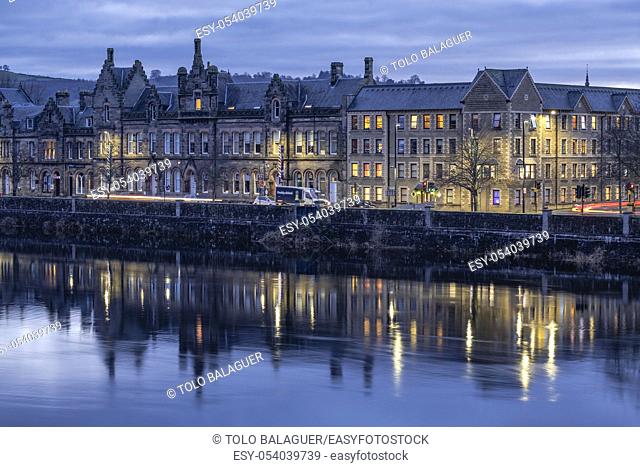 casas tipicas frente al río Tay, Perth, condado de Perth and Kinross, Highlands, Escocia, Reino Unido