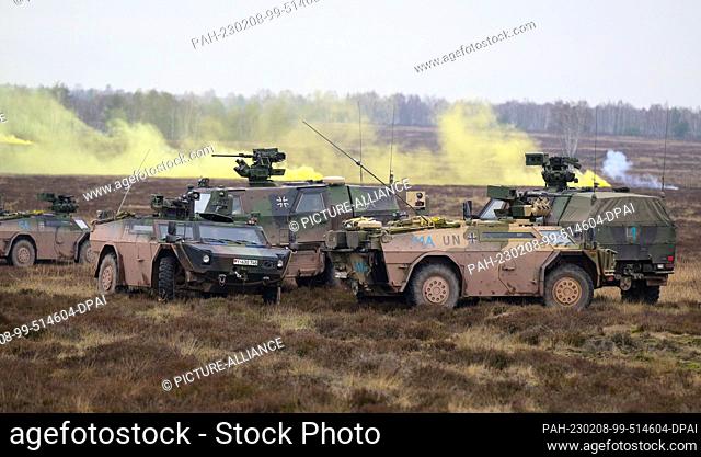 24 January 2023, Saxony-Anhalt, Gardelegen: Fennek-type reconnaissance vehicles of the Bundeswehr (front) and Dingo-type all-protection transport vehicles of...